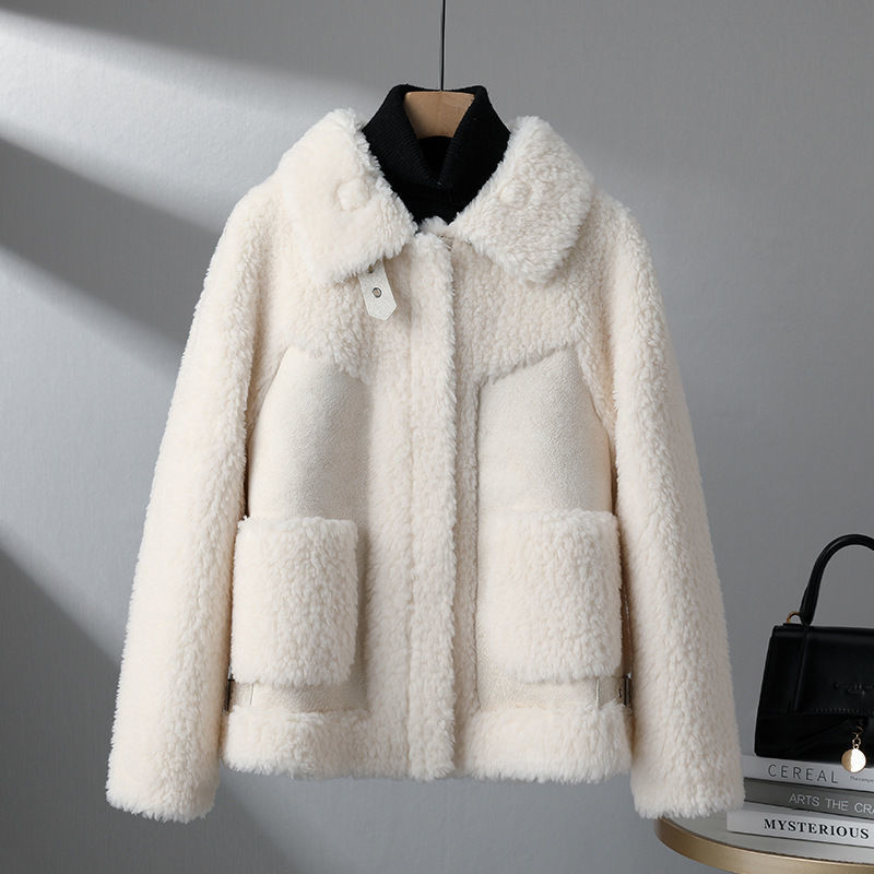 Élégance Hivernale : Manteau Chenille et Fourrure